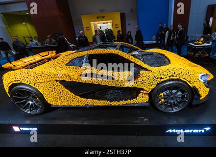 Toronto, Kanada. Februar 2025. Auf der Canadian International AutoShow 2025 in Toronto, Kanada, am 18. Februar 2025, sieht man einen lebensgroßen LEGO Technic McLaren P1 Supersportwagen. Das aus 342.817 LEGO Technic-Elementen bestehende Modell des Supersportwagens McLaren P1 wird auf der jährlichen zehntägigen Show ab dem 14. Februar gezeigt. Quelle: Zou Zheng/Xinhua/Alamy Live News Stockfoto