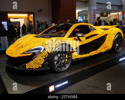 Toronto, Kanada. Februar 2025. Auf der Canadian International AutoShow 2025 in Toronto, Kanada, am 18. Februar 2025, sieht man einen lebensgroßen LEGO Technic McLaren P1 Supersportwagen. Das aus 342.817 LEGO Technic-Elementen bestehende Modell des Supersportwagens McLaren P1 wird auf der jährlichen zehntägigen Show ab dem 14. Februar gezeigt. Quelle: Zou Zheng/Xinhua/Alamy Live News Stockfoto