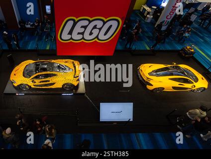 Toronto, Kanada. Februar 2025. Auf der Canadian International AutoShow 2025 in Toronto, Kanada, am 18. Februar 2025, sieht man einen lebensgroßen LEGO Technic McLaren P1 Supersportwagen (L). Das aus 342.817 LEGO Technic-Elementen bestehende Modell des Supersportwagens McLaren P1 wird auf der jährlichen zehntägigen Show ab dem 14. Februar gezeigt. Quelle: Zou Zheng/Xinhua/Alamy Live News Stockfoto