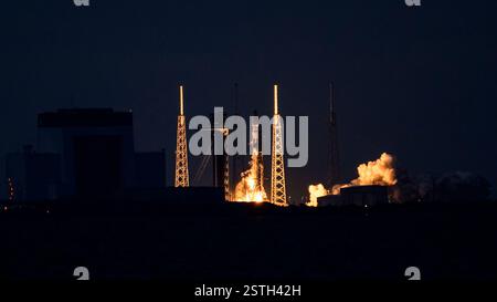 Cape Canaveral, Florida, USA. Februar 2025. Am 18. Februar 2025 um 18:21 Uhr EST startet eine Raumflugzeugrakete Falcon 9 mit 23 Starlink-Satelliten vom Space Launch Complex-40 auf der Cape Canaveral Space Force Station in Florida. (Kreditbild: © Jennifer Briggs/ZUMA Press Wire) NUR REDAKTIONELLE VERWENDUNG! Nicht für kommerzielle ZWECKE! Stockfoto