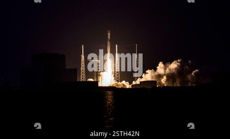 Cape Canaveral, Florida, USA. Februar 2025. Am 18. Februar 2025 um 18:21 Uhr EST startet eine Raumflugzeugrakete Falcon 9 mit 23 Starlink-Satelliten vom Space Launch Complex-40 auf der Cape Canaveral Space Force Station in Florida. (Kreditbild: © Jennifer Briggs/ZUMA Press Wire) NUR REDAKTIONELLE VERWENDUNG! Nicht für kommerzielle ZWECKE! Stockfoto