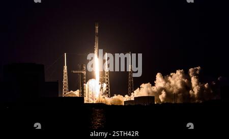 Cape Canaveral, Florida, USA. Februar 2025. Am 18. Februar 2025 um 18:21 Uhr EST startet eine Raumflugzeugrakete Falcon 9 mit 23 Starlink-Satelliten vom Space Launch Complex-40 auf der Cape Canaveral Space Force Station in Florida. (Kreditbild: © Jennifer Briggs/ZUMA Press Wire) NUR REDAKTIONELLE VERWENDUNG! Nicht für kommerzielle ZWECKE! Stockfoto