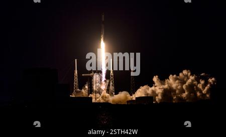 Cape Canaveral, Florida, USA. Februar 2025. Am 18. Februar 2025 um 18:21 Uhr EST startet eine Raumflugzeugrakete Falcon 9 mit 23 Starlink-Satelliten vom Space Launch Complex-40 auf der Cape Canaveral Space Force Station in Florida. (Kreditbild: © Jennifer Briggs/ZUMA Press Wire) NUR REDAKTIONELLE VERWENDUNG! Nicht für kommerzielle ZWECKE! Stockfoto
