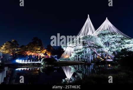 Ein ruhiger nächtlicher Blick auf den Kenrokuen Garden in Kanazawa, beleuchtet von sanften Lichtern, zeigt die Schönheit der japanischen Landschaft unter dem Nachthimmel. Stockfoto