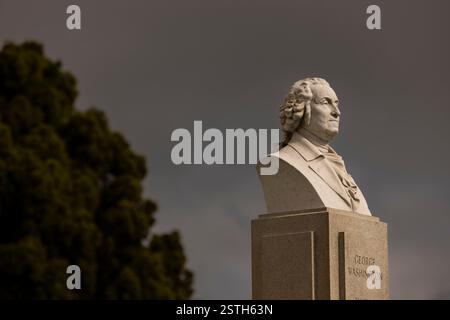 South San Francisco, Kalifornien, USA – 27. Oktober 2024: Hinter einer Statue des Gründers George Washington sammeln sich dunkle Sturmwolken. Stockfoto