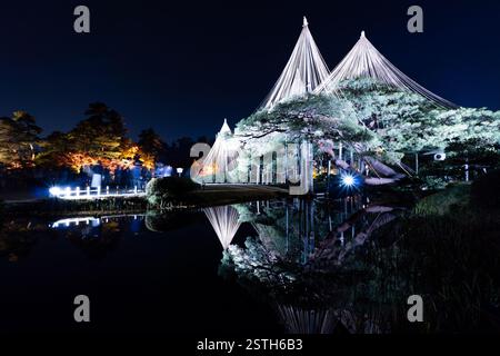 Ein ruhiger nächtlicher Blick auf den Kenrokuen Garden in Kanazawa, beleuchtet von sanften Lichtern, zeigt die Schönheit der japanischen Landschaft unter dem Nachthimmel. Stockfoto