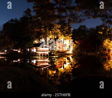 Ein ruhiger nächtlicher Blick auf den Kenrokuen Garden in Kanazawa, beleuchtet von sanften Lichtern, zeigt die Schönheit der japanischen Landschaft unter dem Nachthimmel. Stockfoto