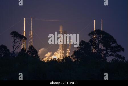 Cape Canaveral, USA. Februar 2025. Erste internationale Landung für SpaceX mit Startlink 10-12 erste Stufe B-1080-16 bei der Landung in der Nähe der Exuma Bahamas! Der Abflug erfolgte um 18:21 Uhr von SLC-40 mit dicker Wolkendecke Cape Canaveral Floirida Brevard County USA. (Foto: Scott Schilke/SipaUSA) Credit: SIPA USA/Alamy Live News Stockfoto