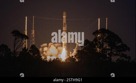 Cape Canaveral, USA. Februar 2025. Erste internationale Landung für SpaceX mit Startlink 10-12 erste Stufe B-1080-16 bei der Landung in der Nähe der Exuma Bahamas! Der Abflug erfolgte um 18:21 Uhr von SLC-40 mit dicker Wolkendecke Cape Canaveral Floirida Brevard County USA. (Foto: Scott Schilke/SipaUSA) Credit: SIPA USA/Alamy Live News Stockfoto