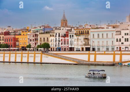 Blick auf die farbenfrohen Gebäude des Triana-Viertels entlang des Guadalquivir-Flusses in Sevilla, Spanien Stockfoto
