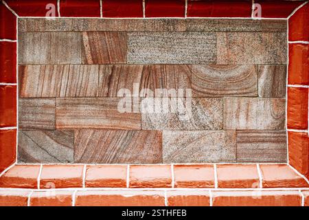 Granit-Fliesen an Wand Innenrahmen aus Ziegeln Stockfoto