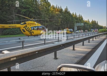 Autobahn, ADAC Notarzthubschrauber bei Unfall auf der A8, Bayern, Deutschland, Europa Stockfoto