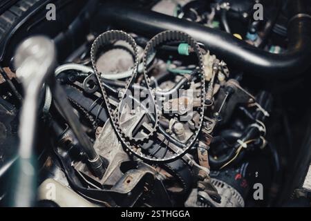 Nahaufnahme eines Automotors mit Riemen und komplexen mechanischen Teilen Stockfoto