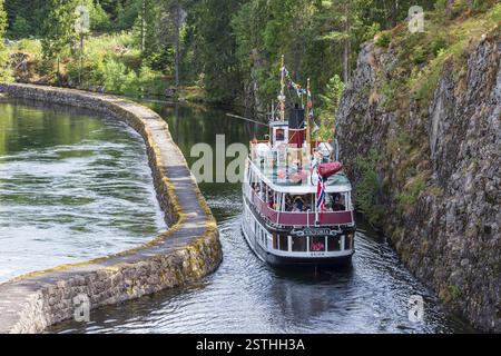 Liner MS Victoria verlässt die Schleuse Vrangfoss, Telemark Canal, Lunde, Telemark, Norwegen, Europa Stockfoto
