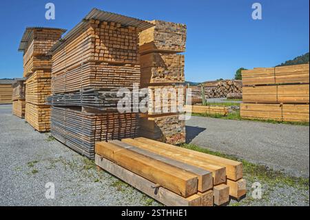Gestapelte Holzlatten, Balken und Bretter in einem Sägewerk in der Nähe von Hittisau, Bregenzerwald, Vorarlberg, Österreich, Europa Stockfoto