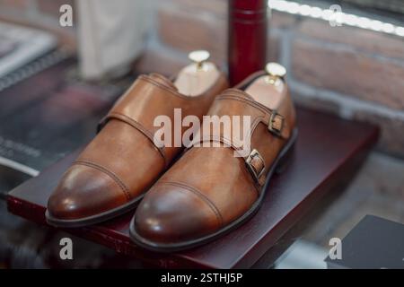 Ein Paar polierte braune Lederschuhe auf der Ausstellung Stockfoto