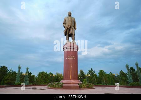 Eine große Bronzestatue, Skulptur des ersten Präsidenten des unabhängigen Usbekistans, Islom Karimov. In der Nähe der Registan in Samarkand, Usbekistan. Stockfoto