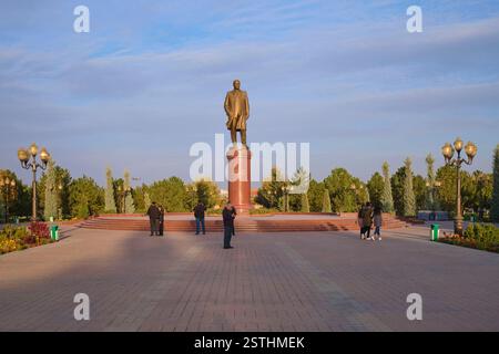 Eine große Bronzestatue, Skulptur des ersten Präsidenten des unabhängigen Usbekistans, Islom Karimov. In der Nähe der Registan in Samarkand, Usbekistan. Stockfoto
