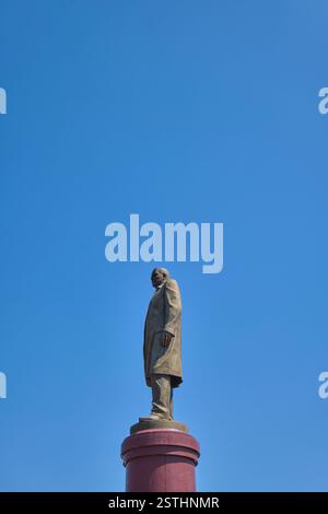 Das Profil einer großen Bronzestatue, Skulptur des ersten Präsidenten des unabhängigen Usbekistans, Islom Karimov. In Samarkand, Usbekistan. Stockfoto