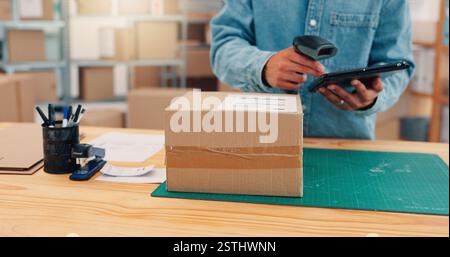 Person, Hände und Box mit Tablet oder Scanner für Lagerbestand, Versand oder Preisfindung im Lager. Nahaufnahme, Verteiler oder Prüfung der Versorgung Stockfoto