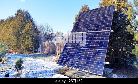 Gruppe von Solarpaneelen im Winter. Das Konzept der Solarenergie. Stockfoto