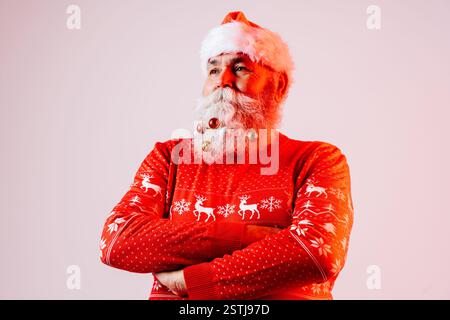 Älterer alter Mann mit grauem Bart mit Santa Claus Porträt im Studio - lustiger, stilvoller älterer Erwachsener mit coolem Stil, Konzepten über ältere Menschen, Lebensstil Stockfoto