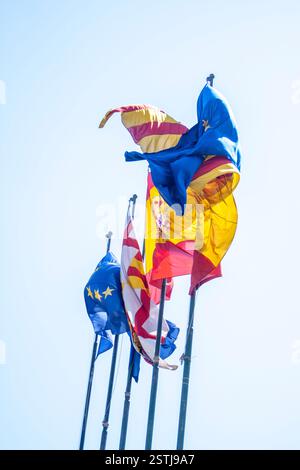 Fahnen winken gegen einen blauen Himmel. Nationalsymbole, Wind und Bewegungsgefühl. Stockfoto