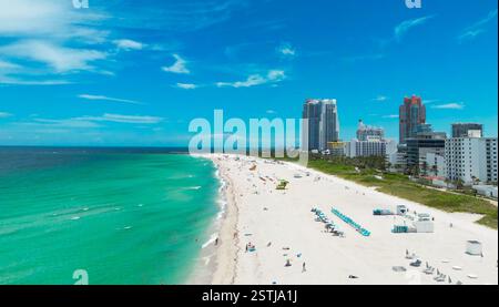 Blick von oben auf South Miami. Panoramablick auf die berühmte Küste von Miamis. Miami Skyline mit Wolkenkratzern. Luftaufnahme von Miami im Sommer. Küste von Miami Stockfoto