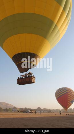 Luxor, Ägypten - 23. Oktober 2023: Ein Heißluftballon steigt vom Boden auf Stockfoto