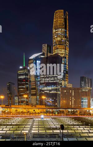 Wunderschöne Skyline von New Riad nach Sonnenuntergang. Riad City Türme in Saudi-Arabien Stockfoto