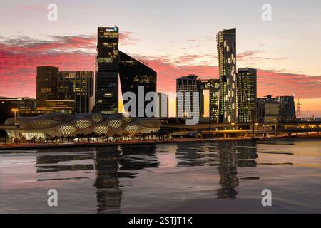 Wunderschöne Skyline von New Riad nach Sonnenuntergang. Riad City Türme in Saudi-Arabien Stockfoto