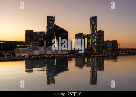 Wunderschöne Skyline von New Riad nach Sonnenuntergang. Riad City Türme in Saudi-Arabien Stockfoto