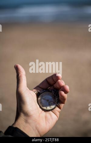 Hand hält eine antike Taschenuhr Stockfoto