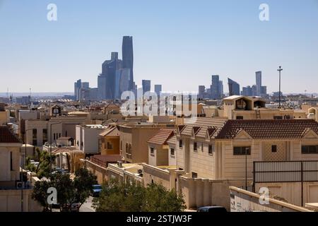 Wunderschöne Skyline von New Riad nach Sonnenuntergang. Riad City Türme in Saudi-Arabien Stockfoto