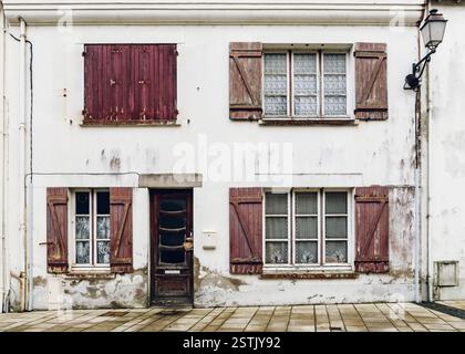 Fassade des baufälligen Hauses Stockfoto