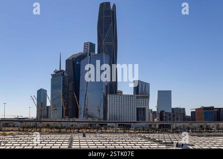 Wunderschöne Skyline von New Riad nach Sonnenuntergang. Riad City Türme in Saudi-Arabien Stockfoto