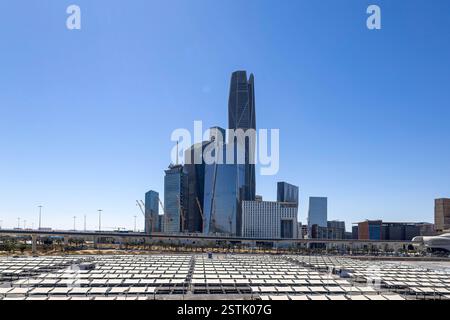 Wunderschöne Skyline von New Riad nach Sonnenuntergang. Riad City Türme in Saudi-Arabien Stockfoto