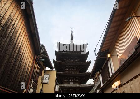 Kyoto, Japan, 3-3-2024: Yasaka-Pagode, Gion Geisha-Bezirk, während Hanami, mit belebten Straßen mit Touristen. Leuchtende Kirschblüten Stockfoto
