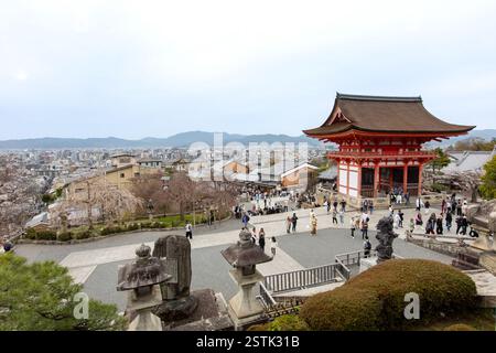 Kyoto, Japan, 3.-3. 2024: Kiyomizu-dera-Tempel im Bezirk Gion Geisha, in der Nähe der Yasaka-Pagode, während Hanami. Touristenmassen. Leuchtende Kirschblüten Stockfoto