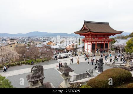 Kyoto, Japan, 3.-3. 2024: Kiyomizu-dera-Tempel im Bezirk Gion Geisha, in der Nähe der Yasaka-Pagode, während Hanami. Touristenmassen. Leuchtende Kirschblüten Stockfoto