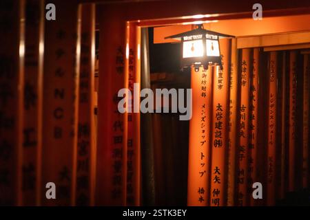 Kyoto, Japan, 3.-3-2024: Fushimi Inari-Schrein bei Nacht. Leer. Rote Torii-Tore, beliebte Touristenattraktion. Ruhiger spiritueller Spaziergang Stockfoto