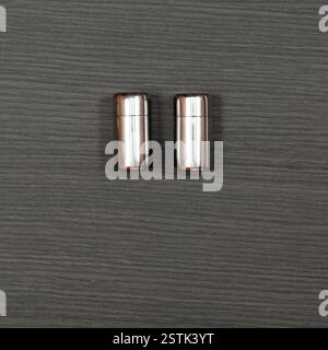 Salz und Pfeffer Silber Shakers am Tisch Stockfoto