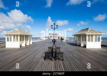 Ein Spaziergang auf dem Cromer Pier Stockfoto