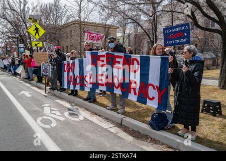 Aktivisten verteidigen Demokratie und leugnen Fahnen des Faschismus, und andere halten Verräter und Anti-Trump-Zeichen gegen den Protest „nicht mein Präsident“ Stockfoto