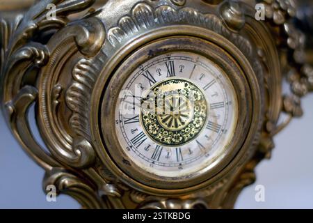 Alte goldene Tischuhr mit römischen Zahlen in Nahaufnahme Stockfoto