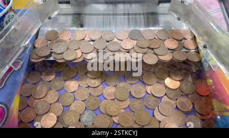 Brighton East Sussex England Vereinigtes Königreich 15. Februar 2025 Spielautomaten am Meer Coin Shover aka Penny Falls mit zwei Pence Tuppence-Stücken. Münzen, Geld, Glücksspiel, Bargeld, Schieber, schieben, Balancieren, Copper, Stockfoto