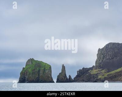 Sturmwolken über felsiger Insel und Meer Stockfoto