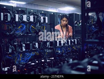 Weiblichen Techniker arbeiten im Serverraum Stockfoto