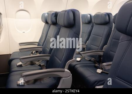 Leere Sitze im Flugzeuginnenraum Stockfoto