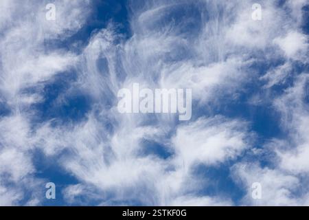 Weiße weiche Wolken gegen blauen Himmel Stockfoto
